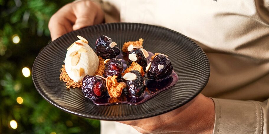 Marinované švestky v červeném víně s marcipánem a perníkem