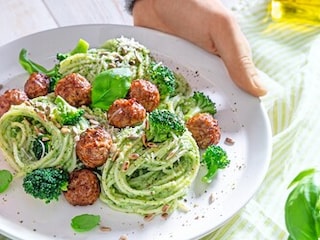 Rychlé špagety s bio masovými kuličkami a brokolicovým pestem 