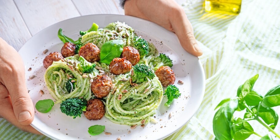 Rychlé špagety s bio masovými kuličkami a brokolicovým pestem