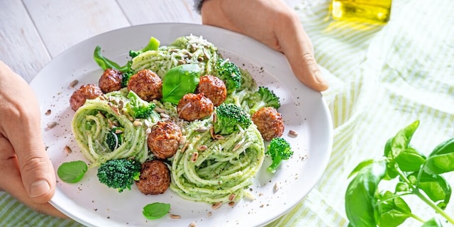 Rychlé špagety s bio masovými kuličkami a brokolicovým pestem