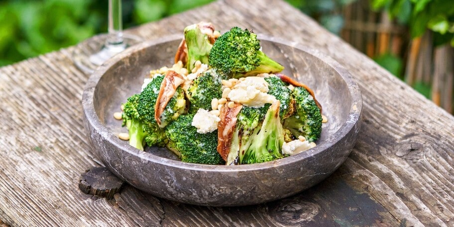 Grilovaná brokolice s marinádou z ančoviček a brynzy