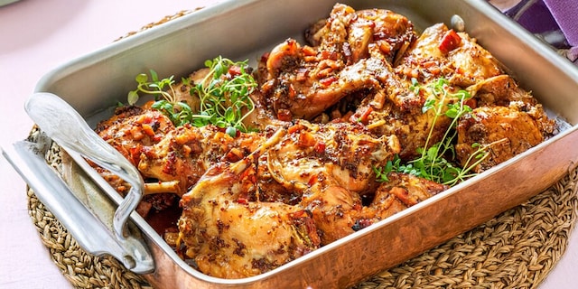 Pečený králík na bílém víně se slaninou a hořčicí