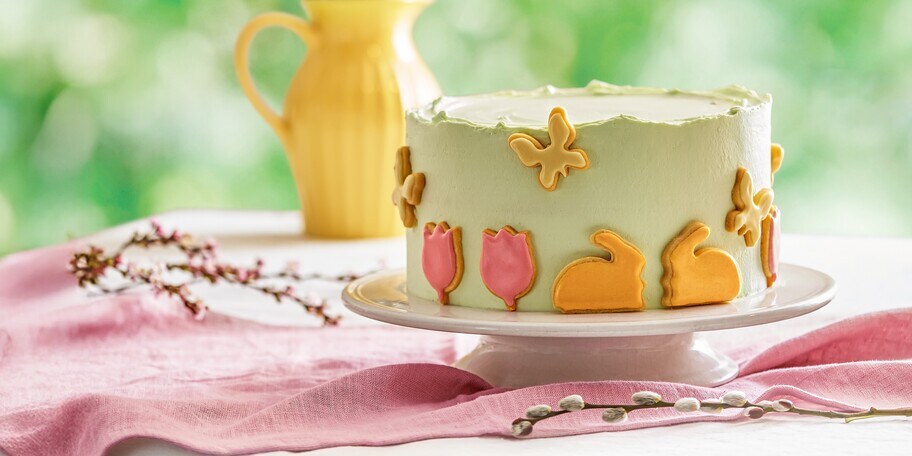 Jarní dort z louky s bazalkovým krémem a jahodami