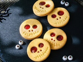 Rozšklebené halloweenské sušenky