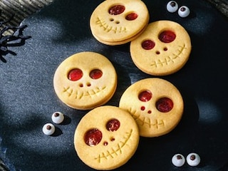 Rozšklebené halloweenské sušenky
