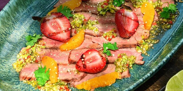 TATAKI Z HOVĚZÍHO RUMPSTEAKU s jahodami a pomerančovým dresinkem