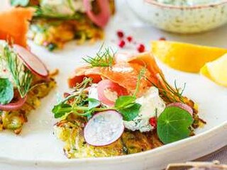 Cuketovobramborové placičky s kopřivami a uzeným lososem