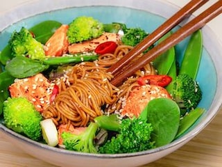 RÝŽOVÉ NUDLE SE ZELENINOU a pečeným lososem keta