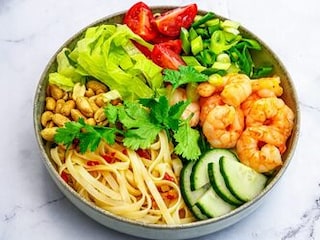 Thajský salát s rýžovými nudlemi a krevetami