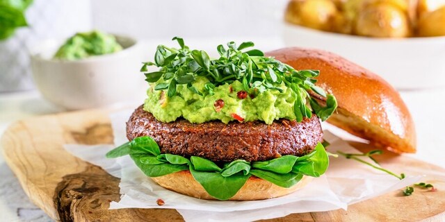 Čočkový veggie burger s guacamole