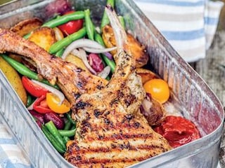 GRILOVANÉ KOTLETY s fazolovým salátem