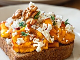 Podzimní toust s pečenou dýní a sýrem feta