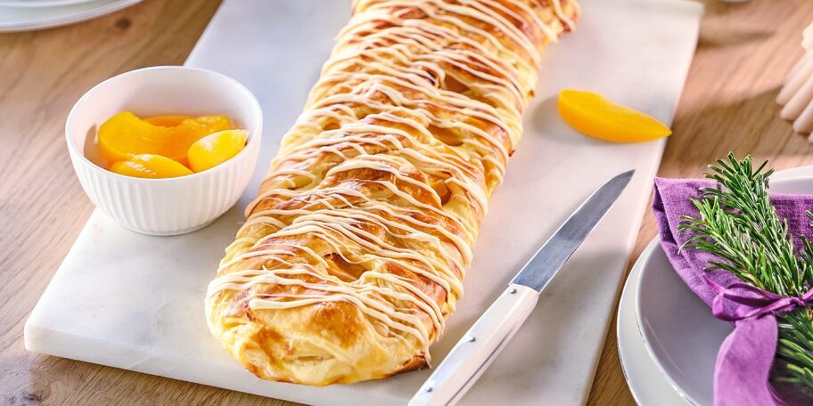 Pletený tvarohový závin s broskvemi