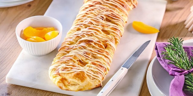 Pletený tvarohový závin s broskvemi