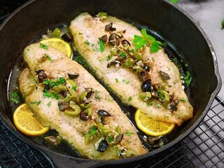 Pečený pangasius ve vínové omáčce