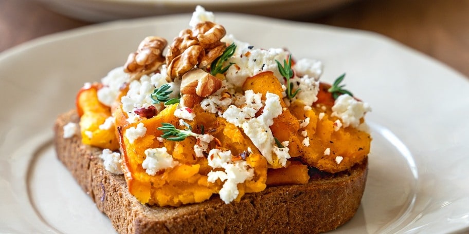 Podzimní toust s pečenou dýní a sýrem feta