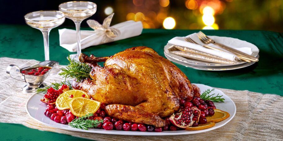 Slavnostní pečená baby krůta na pomerančích, brusinkách a rozmarýnu