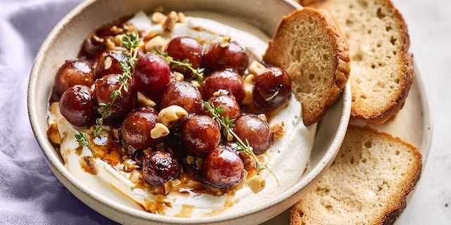 ŠLEHANÁ RICOTTA S HROZNY a lískovými oříšky