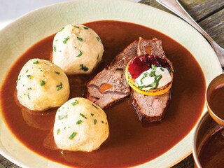 Šípková omáčka s bio hovězím a jáhlovým knedlíkem