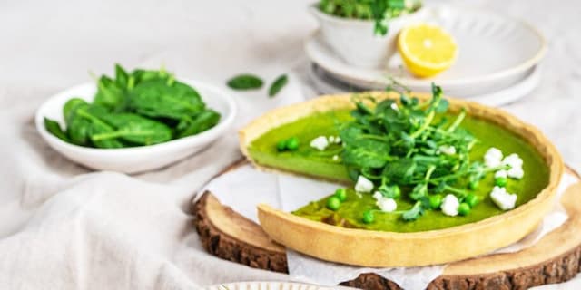 JARNÍ SLANÝ KOLÁČ s kozím sýrem a hráškem