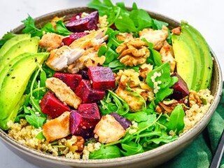 Salát s pečenou řepou, avokádem, quinoou a krůtím masem