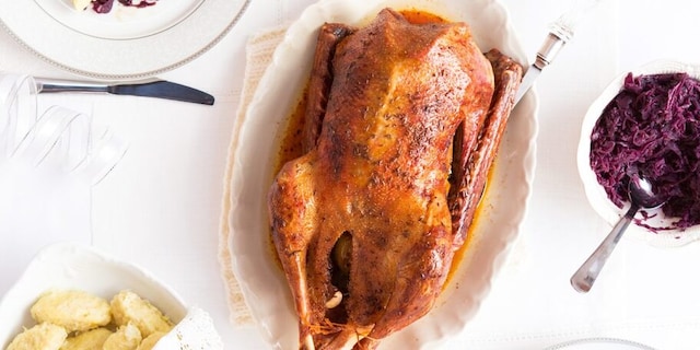 Husa s chlupatými knedlíky a dvojím zelím