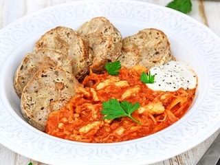 „Segedín“ z hrachových nudliček s karlovarským knedlíkem