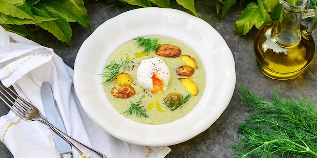 Letní koprovka s cuketou a zastřeným vejcem