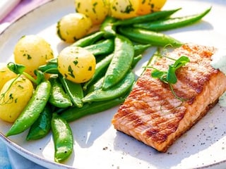 Grilovaný filet z lososa s hráškovými lusky a brambůrky