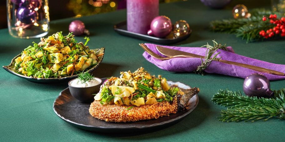 Řízek z pečeného lilku s lehkým bramborovým salátem a bylinkovým dipem