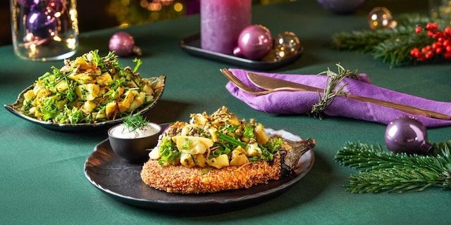 Řízek z pečeného lilku s lehkým bramborovým salátem a bylinkovým dipem