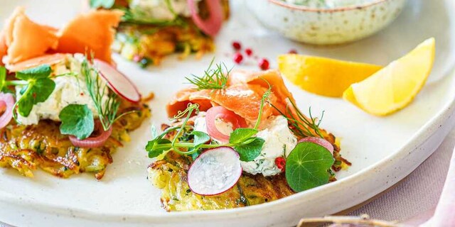 Cuketovobramborové placičky s kopřivami a uzeným lososem