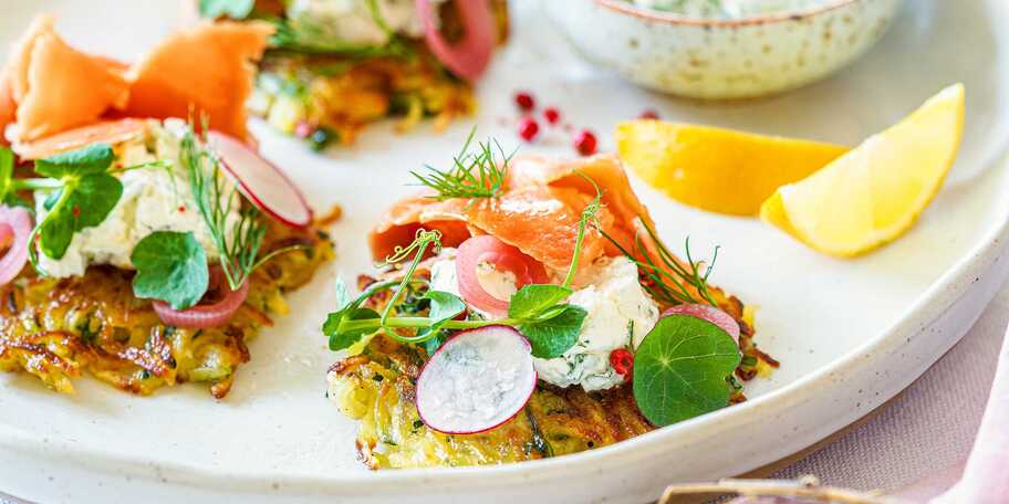 Cuketovobramborové placičky s kopřivami a uzeným lososem