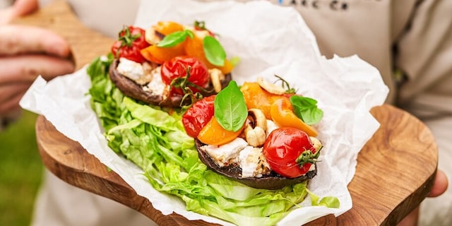 Grilované portobello s kozím sýrem a karamelizovanými meruňkami