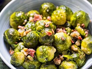 Pečené kapustičky se slaninou a vlašskými ořechy