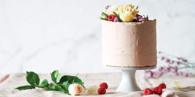 Romantický svatební dort s květy