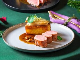 Panenka s omáčkou z hlívy, gratinovanými brambory a na soli pečenou šalotkou