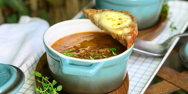 Francouzská cibulačka s křupavým sýrovým toustem