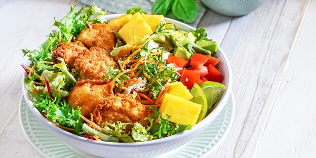 Salát hawai s kuřecími nugetkami