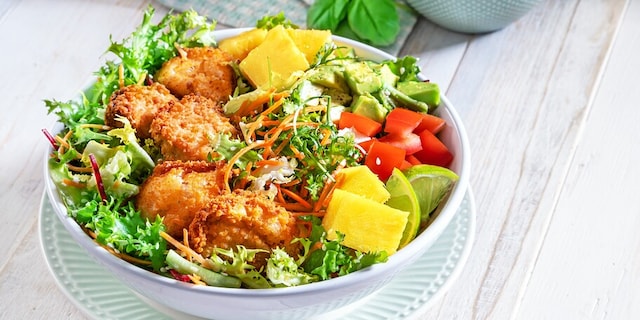 Salát hawai s kuřecími nugetkami 