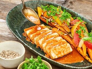 Grilované tofu s mladou mrkví a mrkvovou marinádou