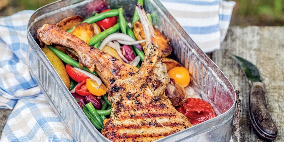 GRILOVANÉ KOTLETY s fazolovým salátem