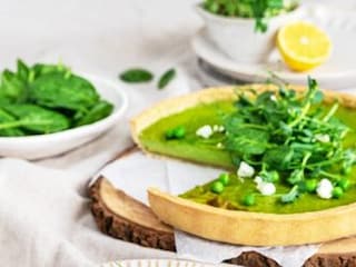 JARNÍ SLANÝ KOLÁČ s kozím sýrem a hráškem