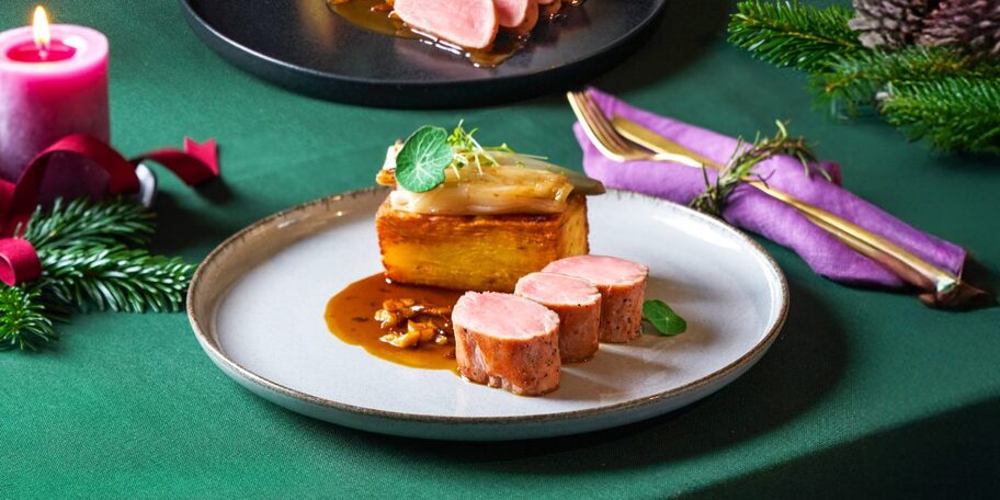 Panenka s omáčkou z hlívy, gratinovanými brambory a na soli pečenou šalotkou