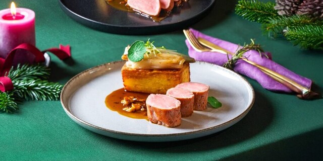 Panenka s omáčkou z hlívy, gratinovanými brambory a na soli pečenou šalotkou