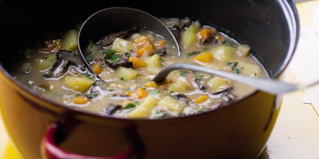 Bramborová polévka s houbami