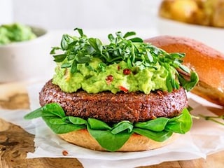Čočkový veggie burger s guacamole