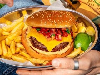 AMERICANO BURGER s čedarem,  chipotle majonézou a rajčatovou salsou