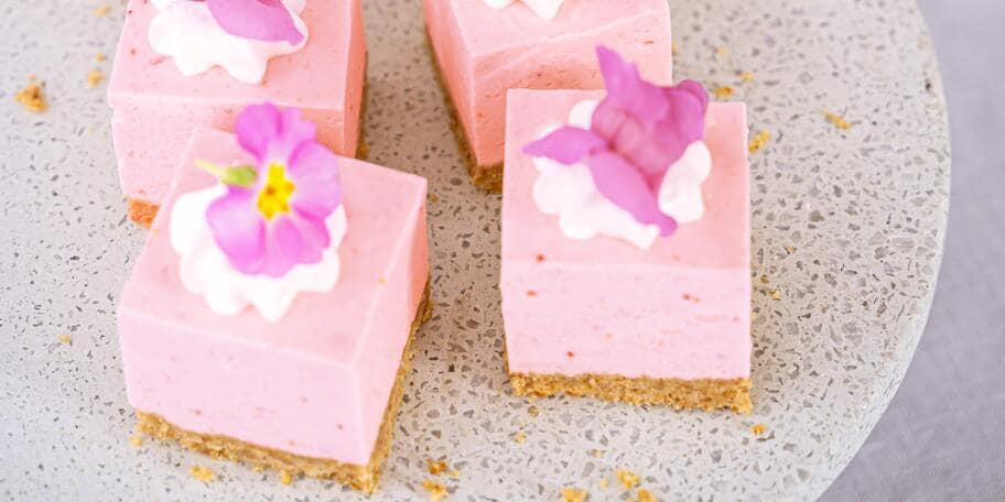 Nepečený jahodový cheesecake pro růžové jaro