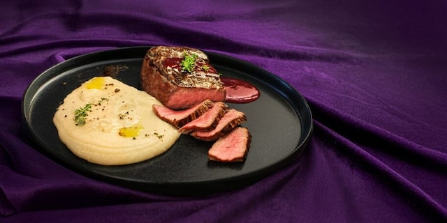 Rumpsteak se sametovou vinnou omáčkou a celerovým pyré
